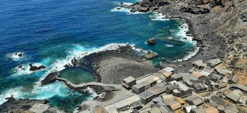 Delta de lava pleistoceno del Pozo de Las Calcosas.
Se trata de un delta de lava formado por la llegada de las coladas procedentes del centro eruptivo de Montaña Aguarijo. Es una zona costera de lavas pahoehoe cordadas que proviene desde dos centros eruptivos (Montaña Aguarijo y La Atalaya). No se encuentra incluido en ningún espacio natural protegido, pero está incluido en el Geoparque Global UNESCO de El Hierro y la Reserva de la Biosfera de El Hierro. Actualmente es un LIG con código IC7003. (Autor: Foro FMF)