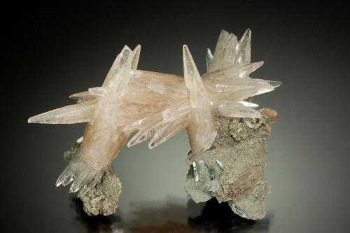 Calcite<br />Depósitos de Calcita, Provincia Đắk Lắk, Región Tierras Altas Centrales, Vietnam<br />5.1 x 4.4 x 3.0 cm<br /> (Author: Michael Shaw)