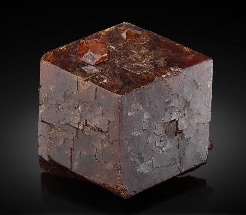 Grossular<br />Labores Koukouri, Trantimou, Commune Diakon, Arrondissement Diakon, Cercle Bafoulabé, Región Kayes, Mali<br />3.2 × 2.8 × 1.7 cm<br /> (Author: Jordi Fabre)