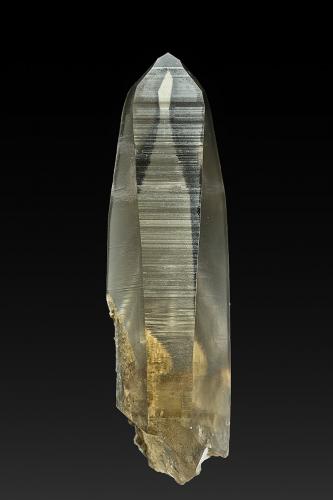 Quartz (variety smoky quartz)<br />Mina Rist, Hiddenite, Condado Alexander, North Carolina, USA<br />7.6 x 2.1 cm<br /> (Author: am mizunaka)