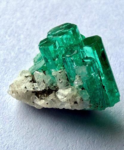 Beryl (variety emerald), Albite (variety cleavelandite), Pyrite<br />Chivor (distrito minero), galería Los Topos, Municipio Chivor, Cinturón Esmeraldífero Oriental, Departamento Boyacá, Colombia<br />11 mm across, largest xl = 8 mm<br /> (Author: Fiebre Verde)