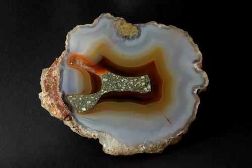 Quartz (variety chalcedony/agate)<br />Nuevo Delicias, Municipio Aquiles Serdán, Chihuahua, México<br />6,7x6x3,5 cm. / 136 g<br /> (Author: DanovskiM)