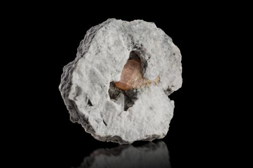 Sidorenkita en Albita<br />Mina Umbozero, pegmatita Shomiokitovoe, Monte Alluaiv, Macizo Lovozero, Península Kola, Oblast Murmansk, Rusia<br />5 x 4.5 x 1.5 cm / Cristal principal: 1.2 cm.<br /> (Autor: Museo MIM)