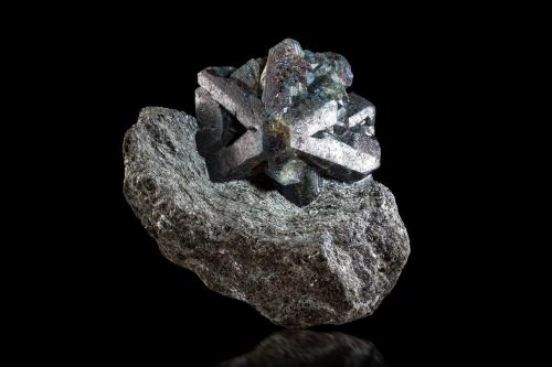 Crisoberilo (variedad alejandrita)<br />Malyshevo, Sverdlovsk Oblast, Ural, Rusia<br />9.5 x 4.5 x 8 cm / Cristal principal: 6.3 cm.<br /> (Autor: Museo MIM)