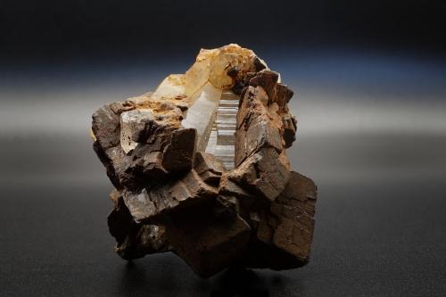 Siderite and Quartz<br />Distrito Skardu, Gilgit-Baltistan (Áreas del Norte), Paquistán<br />4x3,7x3 cm / 45 g<br /> (Author: DanovskiM)