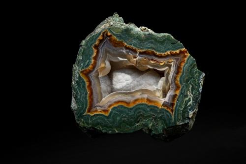 Quartz (variety agate)<br />Campo de lavas Vishegrad, Kardzhali, Municipio Kardzhali, Óblast Kardzhali, Bulgaria<br />7,8 cm. long / 185 g<br /> (Author: DanovskiM)