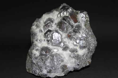 Skuterudita<br />Bou Azzer Este, Veta 7, Distrito minero Bou Azzer, Provincia Ouarzazate, Región Drâa-Tafilalet, Marruecos<br />130 x 110 mm<br /> (Autor: Joaquin Blanco Cortina)