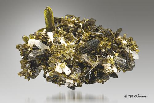 Epidota con Cuarzo<br />Monte San Felipe, Caserío Tablacucho, Distrito Cascas, Provincia Gran Chimu, Departamento La Libertad, Perú<br />4,5cm x 3cm x 3,5cm<br /> (Autor: Pere Alonso)