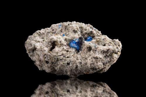 Haüyne<br />Canteras In den Dellen, Niedermendig, Mendig, Distrito Mayen-Koblenz, Eifel, Renania-Palatinado/Rheinland-Pfalz, Alemania<br />4.5 x 4 x 7.5 cm / main crystal: 1.5 cm.<br /> (Author: MIM Museum)