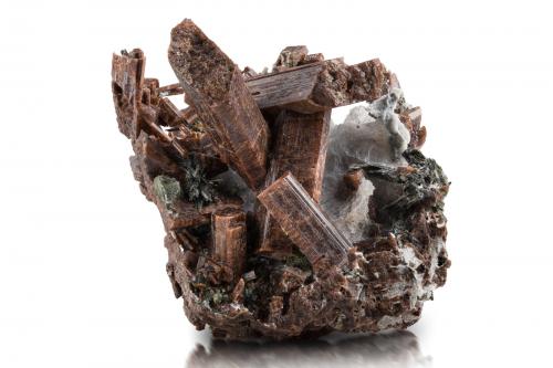 Shcherbakovite on Aegirine, Natrolite and Sodalite<br />Cielo abierto Koashva, Monte Koashva, Macizo Khibiny, Península Kola, Murmanskaja Oblast, Región del Norte, Rusia<br />6.5 x 7.5 x 5.5 cm / main crystal: 3.7 cm.<br /> (Author: MIM Museum)