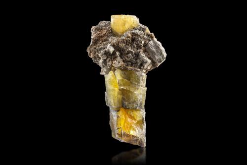 Burbankite with Feldspar (Group) and Natrolite<br />Mina Kirovskii, Monte Kukisvumchorr, Macizo Khibiny, Península Kola, Murmanskaja Oblast, Región del Norte, Rusia<br />3 x 15 x 22 cm / main crystal: 22 cm.<br /> (Author: MIM Museum)