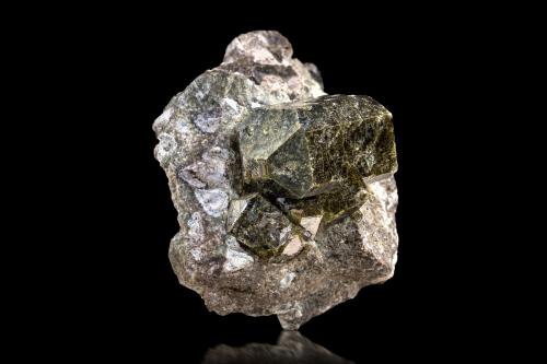 Wiluite<br />Desembocadura río Akhtaragda (desembocadura río Achtaragda), cuenca río Vilyui (Wilui), Distrito Vilyuysky, República Sakha (Yakutia), Rusia<br />8 x 6.5 x 5.5 cm / main crystal: 3.8 cm.<br /> (Author: MIM Museum)