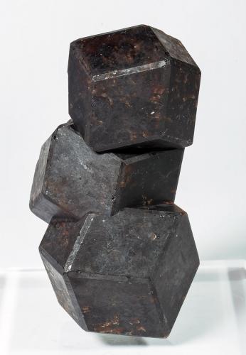 Almandino<br />Valle Gaisberg, Obergurgl, Valle Gurgler, Valle Ötz, Tirol Norte, Tirol, Austria<br />7.8 × 4.2 × 4.1 cm / cristal principal: 3.7 × 3.6 cm<br /> (Autor: Jordi Fabre)