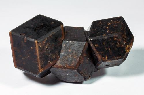 Almandino<br />Valle Gaisberg, Obergurgl, Valle Gurgler, Valle Ötz, Tirol Norte, Tirol, Austria<br />7.8 × 4.2 × 4.1 cm / cristal principal: 3.7 × 3.6 cm<br /> (Autor: Jordi Fabre)