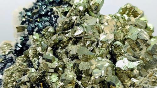 Pirita, Esfalerita y Calcita.<br />Complejo Trepča, Valle Trepča, Kosovska Mitrovica, Distrito Kosovska Mitrovica, Kosovo<br />9x7 cm<br /> (Autor: AntonioJesus)