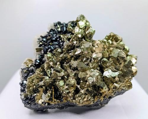 Pirita, Esfalerita y Calcita.<br />Complejo Trepča, Valle Trepča, Kosovska Mitrovica, Distrito Kosovska Mitrovica, Kosovo<br />9x7 cm<br /> (Autor: AntonioJesus)