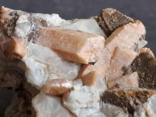 Wagnerite with Magnesite (variety Fe-bearing magnesite)<br />Höllgraben, Imlau, Werfen, St. Johann im Pongau, Salzburgo/Salzburg, Austria<br />7 x 5,5 cm<br /> (Author: Volkmar Stingl)