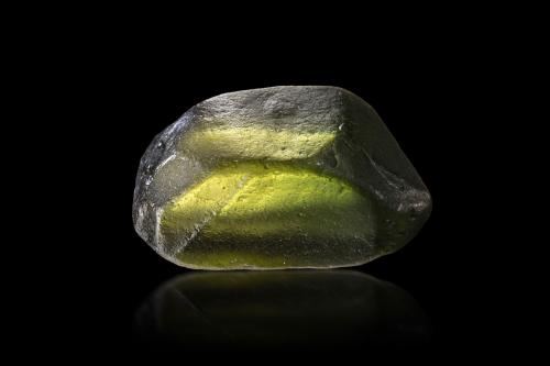 Zircón<br />Mogok, Distrito Pyin-Oo-Lwin, Región Mandalay (Division Mandalay), Myanmar (Burma)<br />1 x 1 x 2.5 cm<br /> (Autor: Museo MIM)