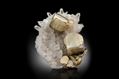 Pirita en Cuarzo y Calcita<br />Concesión Spruce, Goldmyer Hot Springs, Condado King, Washington, USA<br />14 x 12 x 6 cm / Cristal principal: 5.1 cm.<br /> (Autor: Museo MIM)