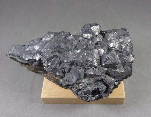 Galena<br />Distrito Alston Moor, North Pennines Orefield, (antes Cumberland), Cumbria, Inglaterra / Reino Unido<br />13 x 6,9 x 4,8 cm.<br /> (Autor: J. G. Alcolea)