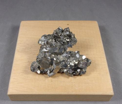 Arsenopirita<br />Mina Tres Amigos, Monte Carracedo-Arroyo de Parrazales, Cervera de Pisuerga, Comarca Montaña Palentina, Palencia, Castilla y León, España<br />5 x 4 x 1,4 cm.  45 g.<br /> (Autor: J. G. Alcolea)