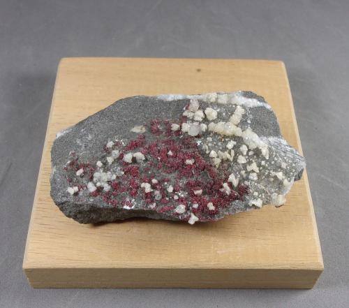 Cinabrio con Dolomita<br />Mina San Martino sul Fiora, San Martino sul Fiora, Manciano, Provincia Grosseto, Toscana, Italia<br />7,1 x 4 x 2,5 cm.<br /> (Autor: J. G. Alcolea)