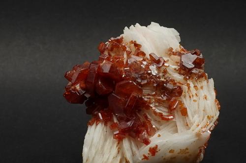 Vanadinite and Baryte<br />Coud'a, distrito minero Mibladen, Mibladen, Midelt, Provincia Midelt, Región Drâa-Tafilalet, Marruecos<br />4,2 x 3, 2 x 3 cm<br /> (Author: DanovskiM)