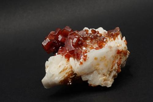 Vanadinite and Baryte<br />Coud'a, distrito minero Mibladen, Mibladen, Midelt, Provincia Midelt, Región Drâa-Tafilalet, Marruecos<br />4,2 x 3, 2 x 3 cm<br /> (Author: DanovskiM)