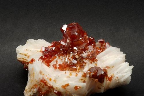 Vanadinite and Baryte<br />Coud'a, distrito minero Mibladen, Mibladen, Midelt, Provincia Midelt, Región Drâa-Tafilalet, Marruecos<br />4,2 x 3, 2 x 3 cm<br /> (Author: DanovskiM)