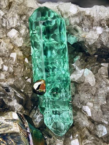 Beryl (variety emerald), Calcite, Dolomite, Albite (var. Cleavelandite), Pyrite<br />Chivor mining district, Mirador Mine, Municipio Chivor, Eastern Emerald Belt, Boyacá Department, Colombia<br />46x20x21 mm, xl=9 mm<br /> (Author: Fiebre Verde)