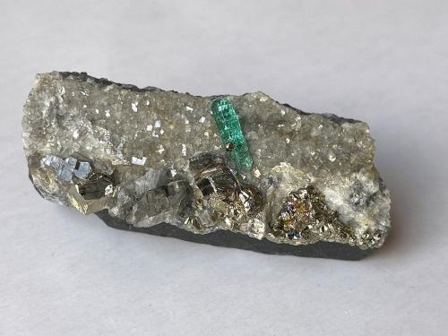Beryl (variety emerald), Calcite, Dolomite, Albite (var. Cleavelandite), Pyrite<br />Chivor mining district, Mirador Mine, Municipio Chivor, Eastern Emerald Belt, Boyacá Department, Colombia<br />46x20x21 mm, xl=9 mm<br /> (Author: Fiebre Verde)