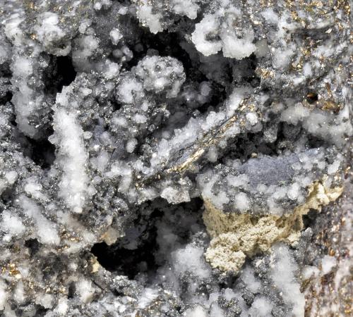 Bismuto con Bismuthinita y Cuarzo<br />La Espuela de San Miguel Mine, Villanueva de Córdoba, Comarca Los Pedroches, Córdoba, Andalusia, Spain<br />cristal principal: 0.8 × 0.2 cm<br /> (Autor: Jordi Fabre)