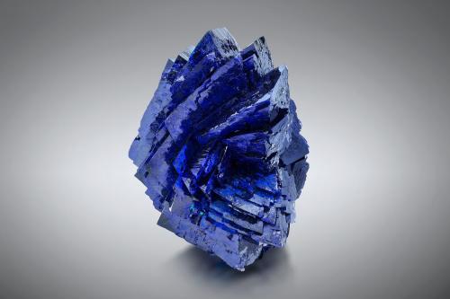 Azurita<br />Mina Milpillas, nivel 1100, Cuitaca, Municipio Santa Cruz, Sonora, México<br />13 x 10 x 9 cm / Cristal principal: 6.5 cm.<br /> (Autor: Museo MIM)
