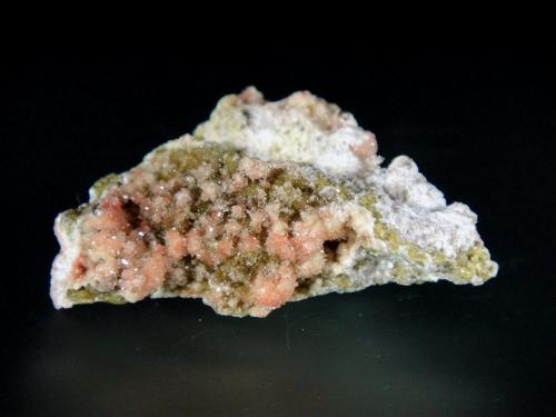 Shijiangshanita, Calcita, Datolita, Andradita<br />Mina Shijiangshan, zona media número 8 (pozo central), Aldea Shijiangshan, Yinwu, Linxi, Ulanhad League, Región Autónoma Mongolia Interior, China<br />4 x 2 cm.<br /> (Autor: Antonio P. López)