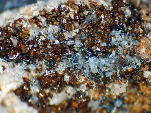 Emplectita, Bismutita, Calcita, Siderita<br />Mina Tannenbaum, Antonsthal, Breitenbrunn, Erzgebirgskreis, Sajonia/Sachsen, Alemania<br />Campo de visión 6 mm.<br /> (Autor: Antonio P. López)