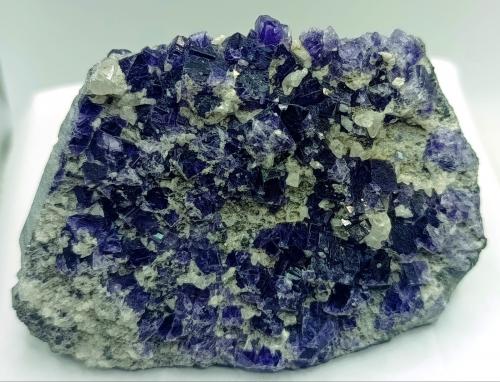 Fluorita morada.<br />Cantera Yanci, Unanue, Igantzi (Yanci), Comarca Cinco Villas, Comunidad Foral de Navarra (Navarra), España<br />10x7 cm<br /> (Autor: AntonioJesus)