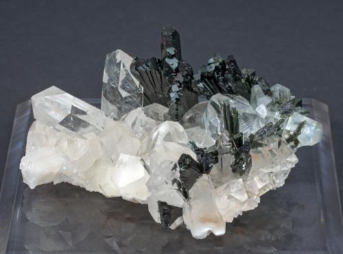 Epidota con Cuarzo<br />Monte Zard, Cordillera Ras Koh, Distrito Kharan, Balochistan (Baluchistan), Paquistán<br />6.9 × 2.8 × 4.5 cm / cristal principal: 2.5 × 1.5 cm<br /> (Autor: Jordi Fabre)