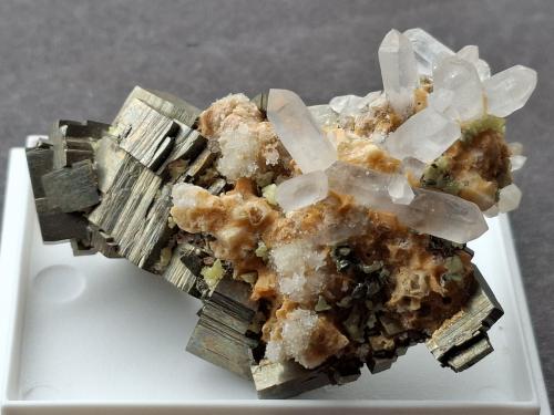 Quartz, Pyrite, Gypsum, Sulfur<br />Mina Gavorrano, Gavorrano, Provincia Grosseto, Toscana, Italia<br />5,5 x 4 cm<br /> (Author: Volkmar Stingl)