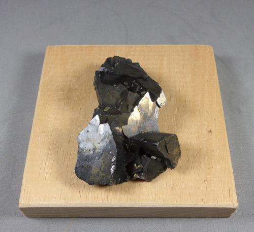 Enargita<br />Mina Quiruvilca (Mina La Libertad), Distrito Quiruvilca, Provincia Santiago de Chuco, Departamento La Libertad, Perú<br />5,7 x 4,1 x 2,1 cm.  78 g.<br /> (Autor: J. G. Alcolea)