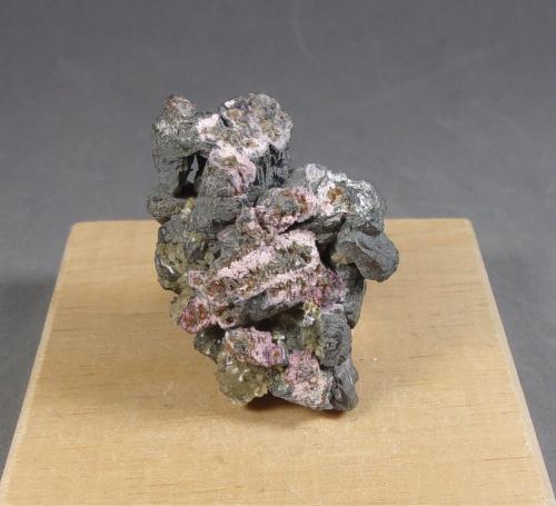 Skutterudita con Eritrina<br />Měděnec, Kláterec nad Ohří, Erzgebirge, Montes Krusné Hory, Región Ústí, Bohemia, República Checa<br />4,1 x 2,8 x 2,3 cm.  47 g.<br /> (Autor: J. G. Alcolea)