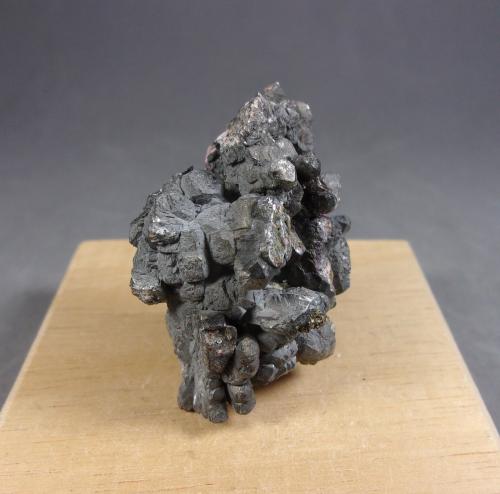 Skutterudita con Eritrina<br />Měděnec, Kláterec nad Ohří, Erzgebirge, Montes Krusné Hory, Región Ústí, Bohemia, República Checa<br />4,1 x 2,8 x 2,3 cm.  47 g.<br /> (Autor: J. G. Alcolea)