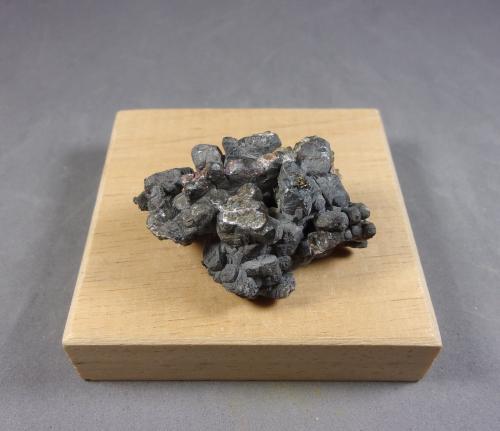 Skutterudita con Eritrina<br />Měděnec, Kláterec nad Ohří, Erzgebirge, Montes Krusné Hory, Región Ústí, Bohemia, República Checa<br />4,1 x 2,8 x 2,3 cm.  47 g.<br /> (Autor: J. G. Alcolea)