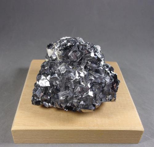 Skutterudita<br />Mina Aghbar (Mina Arhbar), Distrito minero Bou Azzer, Provincia Zagora, Región Drâa-Tafilalet, Marruecos<br />5,5 x 4,5 x 4,,5 cm. 267 g.<br /> (Autor: J. G. Alcolea)