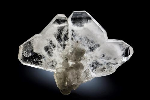 Quartz (japan law twin) with Dolomite<br />Mina Fengjiashan, Edong, Daye, Prefectura Huangshi, Provincia Hubei, China<br />21.5 x 7.5 x 16 cm / main crystal: 11 cm.<br /> (Author: MIM Museum)