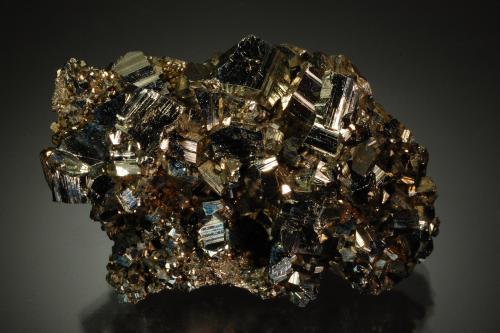 Pyrite<br />Mina Eagle, Gilman, Distrito Gilman, Condado Eagle, Colorado, USA<br />5.3 x 3.1 x 2.7 cm.<br /> (Author: Michael Shaw)