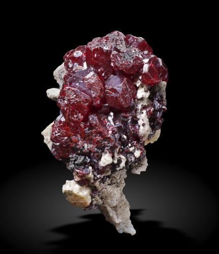 Proustita con Dolomita<br />Himmelsfürst Mine, Brand-Erbisdorf, Erzgebirgskreis District, Saxony/Sachsen, Germany<br />3.6 × 1.9 × 1.5 cm<br /> (Autor: Jordi Fabre)