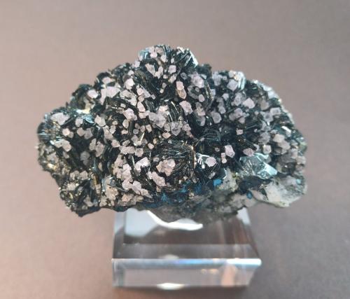 Hematite and Fluorite<br />Les Droites (cara sur), Mont Blanc, Chamonix, Haute-Savoie, Auvergne-Rhône-Alpes, Francia<br />80mm x 55mm x 40 mm<br /> (Author: Philippe Durand)