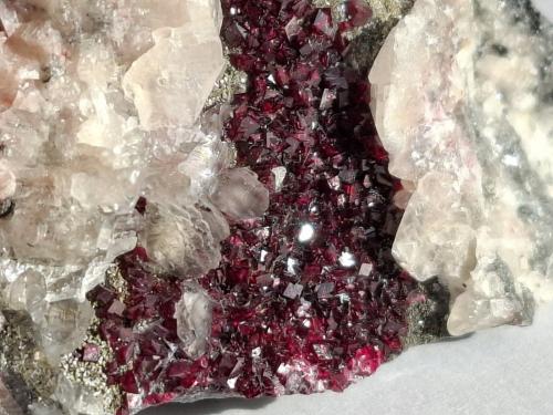 Roselite, Calcite<br />Aghbar Mine (Arhbar Mine), Bou Azzer mining district, Zagora Province, Drâa-Tafilalet Region, Morocco<br />FoV ca- 3,5 x 2,5 cm<br /> (Author: Volkmar Stingl)