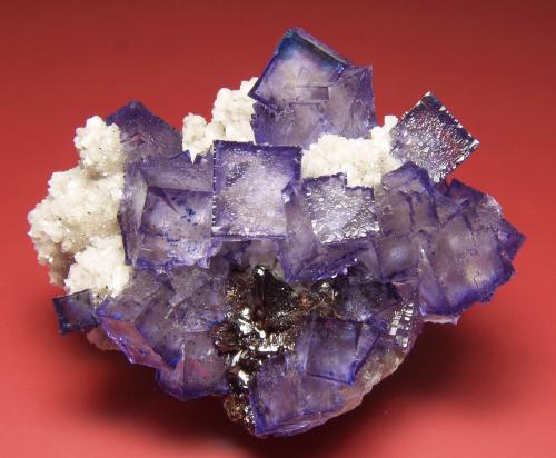 Fluorite, Sphalerite and Dolomite<br />Mina Elmwood, Carthage, Distrito Central Tennessee Ba-F-Pb-Zn, Condado Smith, Tennessee, USA<br />98 mm x 80 mm x 50 mm, main crystal 17 mm edge, mass 293 g<br /> (Author: Carles Millan)