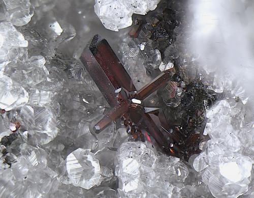 Proustita<br />Las Cruces Mine, Gerena-Guillena-Salteras, Comarca Sierra Norte, Seville, Andalusia, Spain<br />Campo de visión de  2 mm.<br /> (Autor: Antonio Carmona)